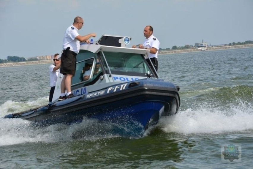 Opolscy policjanci zachęcają do wstąpienia w ich szeregi.