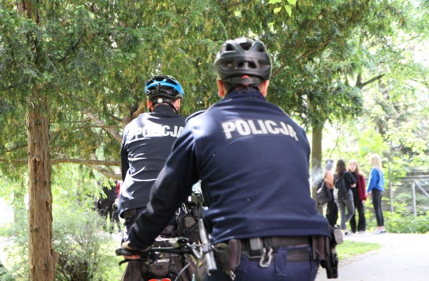 Opolscy policjanci zachęcają do wstąpienia w ich szeregi.