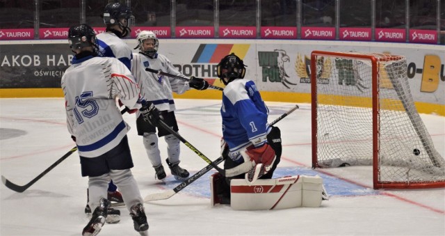 Hokejowa liga młodzików: UKH Unia Oświęcim - Stoczniowiec Gdańsk 7:2. Na zdjęciu: Jurij Syśluk (z lewej, nr 15) zdobywa czwartego gola dla oświęcimian, którego fetuje Jan Połącarz (w środku).