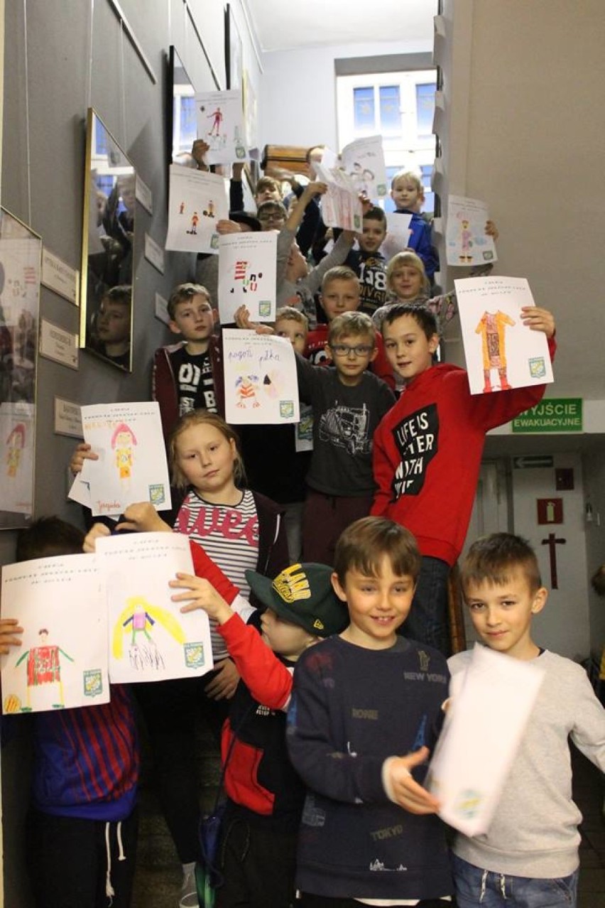 Zduńska Wola. Dzieci trenujące w klubie Pogoń poznały jego historię w muzeum