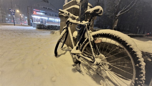 Zobacz zdjęcia Opola pokrytego śniegiem. Czeka nas mroźny weekend. Czy jest szansa na białe święta?