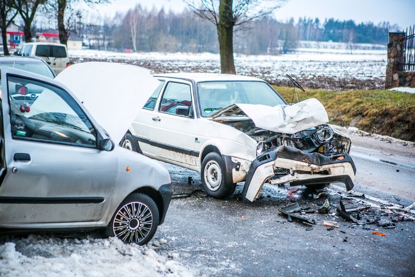 Wypadek w Kupientynie. Czołowe zderzenie dwóch samochodów