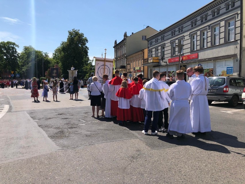 Boże Ciało 2022.Tłumy na procesji Bożego Ciała we Wrześni. Procesja Bożego Ciała w parafii pw. św. Ducha we Wrześni [16.06.2022]