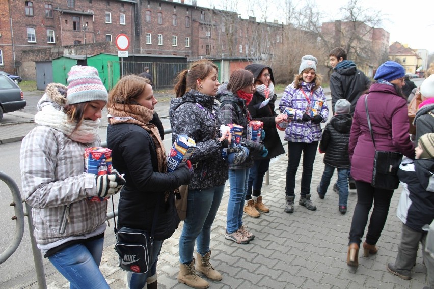 WOŚP w Siemianowicach: około 200 wolontariuszy kwestuje dla...