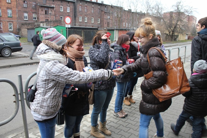 WOŚP w Siemianowicach: około 200 wolontariuszy kwestuje dla...