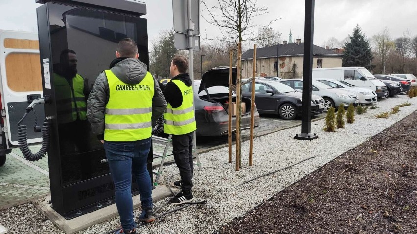 Instalacja do ładowania pojazdów elektrycznych na parkingu przy ul. Reymonta w Radomsku