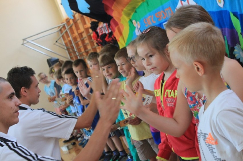Piłkarze Drutex-Bytovii odwiedzili uczniów Szkoły Podstawowej w Gostkowie [ZDJĘCIA] 