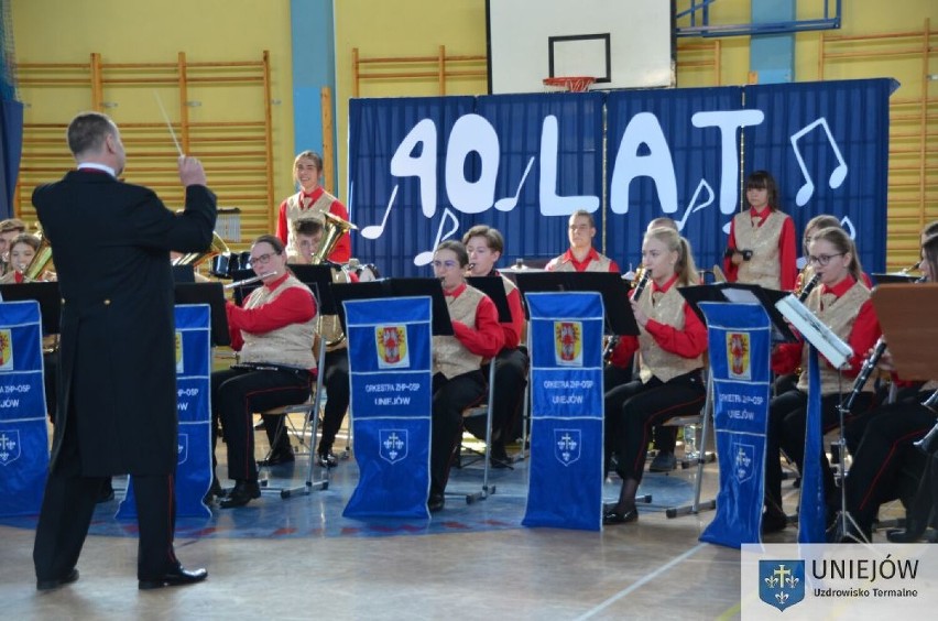 Orkiestra w Uniejowie świętowała swoje 40-lecie. Był jubileuszowy koncert, odznaczenia i tort ZDJĘCIA