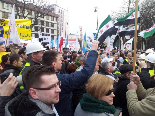 W sumie w manifestacji wzięło udział dwa tysiące związkowców NSZZ Solidarności z całego kraju. Protestowali też mieszkańcy Warszawy, goście z Kijowa, Syrii, Białorusi, ukraińscy studenci uczący się w Polsce.