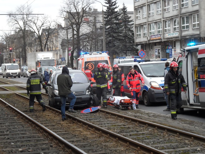 Wypadek Auto na torze tramwajowym ZDJĘCIA WIDEO