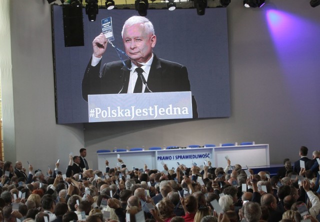 Najważniejszą osobą na kongresie rządzącej partii w Przysusze był prezes PiS Jarosław Kaczyński. To jego wystąpienie, otwierające kongres, było najważniejsze w całym sobotnim posiedzeniu i komentowane przez uczestników spotkania.