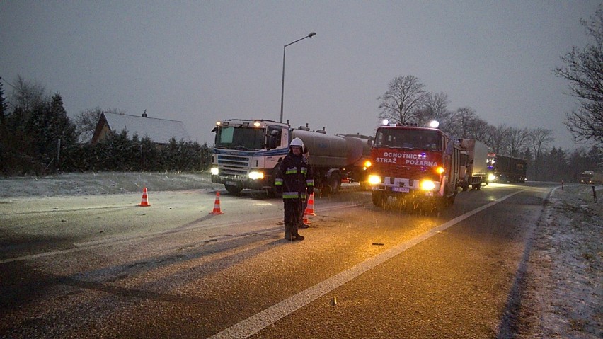 Wypadek na drodze krajowej nr 19 na trasie Kraśnik - Lublin. Dachowała honda (ZDJĘCIA)
