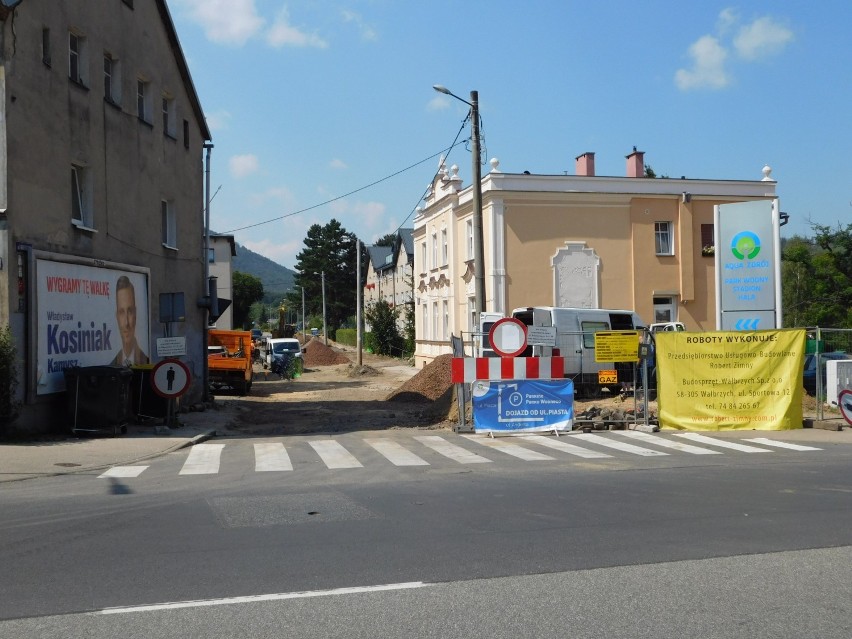 Remont Ratuszowej na niemiłosiernym upale. Budowlańcy się nie poddają [ZDJĘCIA]