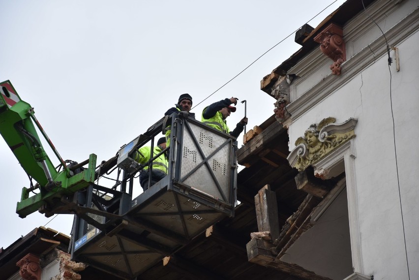 Rybnik. Ruszyła rozbiórka dachu zawalonego Świerklańca