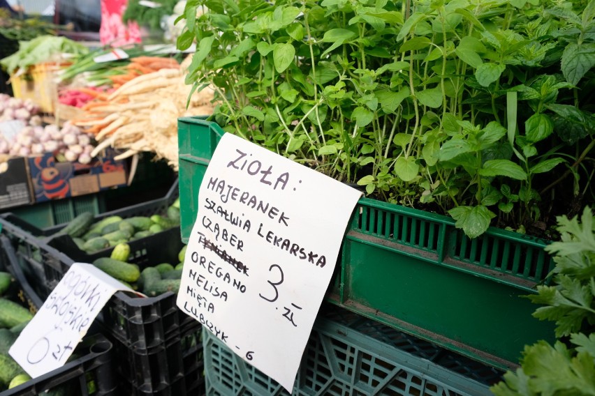 Na targowisku przy ulicy Lotników w Żarach mnóstwo warzyw i...