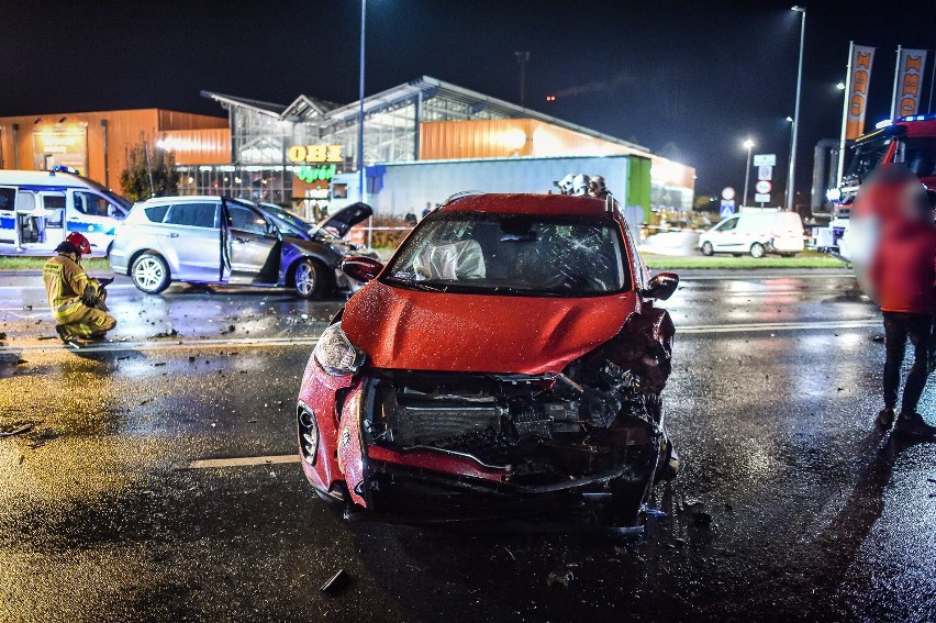 Leszno. Wypadek na Poznańskiej przy OBI. Zderzyły się ford, kia i maserati. Dwie osoby trafiły do szpitala [ZDJĘCIA i FILM]