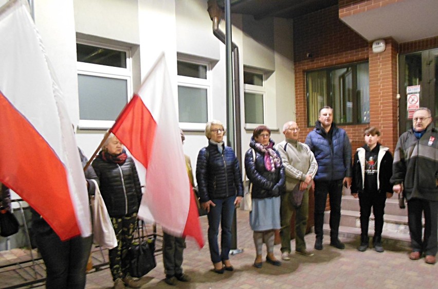 Wiec solidarności ze strajkującymi nauczycielami przed sądem w Zduńskiej Woli