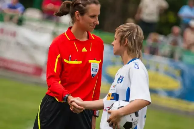 Monika Mularczyk przed wyjazdem na el. Euro U-19 prowadziła spotkanie KKP Bydgoszcz - Pogoń Women Szczecin. Na zdjęciu z Agnieszką Pencherkiewicz (KKP).