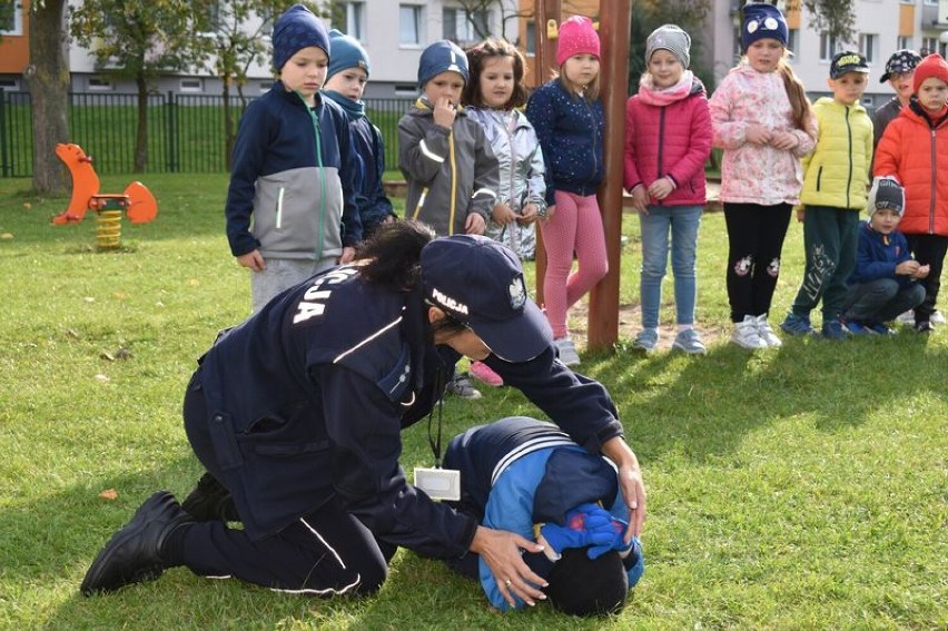 Malbork. „Bezpieczna droga do szkoły” - akcja Komendy Powiatowej Policji. Tym razem funkcjonariusze poszli do przedszkola