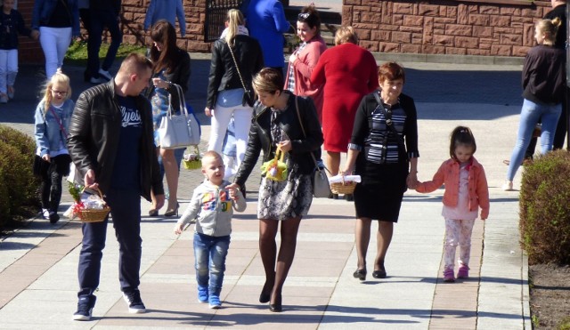 W Wielką Sobotę, w parafii Bożego Ciała na największym buskim osiedlu Sikorskiego maszerowały ze święconką całe rodziny.