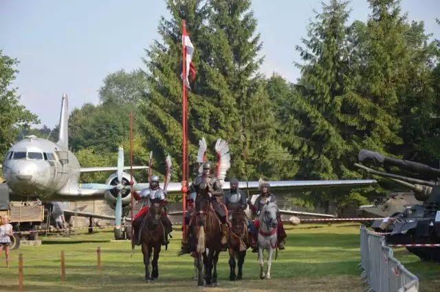 

W sobotę w Muzeum im. Orła Białego w Skarżysku - Kamiennej odbył się piknik historyczny, zorganizowany z okazji przypadającej na ten rok 50 rocznicy powstania placówki. Atrakcji było mnóstwo, więc i ludzie dopisali. Jak informuje dyrektor muzeum, Grzegorz Bień, w pikniku uczestniczyło 1500 gości.

Uczestnicy imprezy mogli poczęstować się darmowym, jubileuszowym bigosem. W trakcie pikniku zaprezentowały się liczne gru[y rekonstrukcji historycznej. Stowarzyszenie im. 51. Pułku Piechoty Strzelców Kresowych z Iłży pokazało umundurowanie, uzbrojenie, musztrę i taktykę walki Wojska Polskiego z 1939 roku.  Klub Historyczny „Hird” z Kielc - codzienne życie, oraz oręż i sposoby walki Wikingów i Słowian. Grupa im. III Okręgu Policji Państwowej - Komisariat w Radomiu pokazywała zasady obrony powietrznej. Stowarzyszenie 4. Pułku Piechoty wystąpiło jako Legiony Polskie z 1914 roku, a Świętokrzyskie Stowarzyszenie Historyczne „Grot” - jako oddział powstańców styczniowych. Grupa Rekonstrukcji Historycznej „Bellum” prezentowało umundurowanie i uzbrojenie różnych armii z okresu I wojny światowej. Rekonstruktorzy ciekawie opowiadali o umundurowaniu i różnych rodzajach oręża, od średniowiecznego po współczesne.

Kielecki Ochotniczy Szwadron Kawalerii im. 13. Pułku Ułanów Wileńskich tym razem przyjechał w husarskim rynsztunku. Towarzysze husarscy i pancerni dali pokazy jeździeckiej sprawności i władania białą bronią. To był gwóźdź programu. Cięcie szablą i strzelanie z łuku w galopie, uderzenia kopią w "saracena" i pieszego (w tej niewdzięcznej roli wystąpił suchedniowianin Grzegorz Pytoń) i jeszcze wiele zaprezentowali nasi znakomici kawalerzyści. Dodajmy, jako mistrz walki na koniu pokazał się Stanisław Paszkiel z Bliżyna (wystąpił jako pancerny).

Grzegorz Kucewicz to najstarszy stażem pracownik muzeum. Przepracował w nim 31 lat! Jest renowatorem zabytków. - Moim pierwszym poważnym zadaniem był udział w przetransportowaniu kutra torpedowego ORP "Odważny" z Sandomierza do Skarżyska. Okręt na wielkiej lawecie jechał z prędkością 5 kilometrów na godzinę. Ręcznymi piłami i siekierami cięliśmy konary drzew, które zagradzały przejazd. Uczestniczyłem w wielu wydobyciach, między innymi czołgu Panzer IV pod Jędrzejowem, czy zabezpieczeniu skrytki partyzanckiej na Bukowcu koło Suchedniowa, którą odkryły... dziki. W środku był między innymi trotyl i brytyjski Piat. Ta praca daje mnóstwo satysfakcji - mówi pan Grzegorz. 

Wieczorem wystąpił znany muzyk Marek Fijałkowski, a na zakończenie pikniku - folkowy zespół Old Marinners, który przedstawił "muzyczne zabytki" - liczące sobie nieraz kilkaset lat pieśni pracy ludzi morza, czyli szanty.