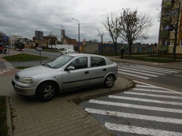 Mijają miesiące, a w tej kwestii praktycznie nic się nie zmienia. Nadal najwięcej zgłoszeń do straży miejskiej w Inowrocławiu dotyczy nieprawidłowego parkowania.

W październiku dyżurny otrzymał 601 zgłoszeń. Aż 261 z nich dotyczyło nieprawidłowego parkowania. Inowrocławianie blokują wyjazdy (57 zgłoszeń), parkują na zakazach zatrzymywania się (55 zgłoszeń), na chodnikach (38 zgłoszeń), na trawnikach (24 zgłoszenia), na miejscach dla niepełnosprawnych (4 zgłoszenia), a także przy przejściach dla pieszych, skrzyżowaniach, na miejscach postojowych dla taxi albo przystankach autobusowych. 

- Każde wykroczenie jest dokumentowane fotograficznie przez funkcjonariuszy, a kierowca otrzymuje za wycieraczkę informację, aby stawił się w Komendzie Straży Miejskiej i wyjaśnił sprawę wykroczenia. Zakładane są również blokady na koła. Wówczas należy zadzwonić pod nr alarmowy 986 zgodnie z informacją pozostawioną za wycieraczką i poczekać na przyjazd funkcjonariuszy w celu ściągnięcia blokady i wyjaśnienia sprawy wykroczenia - wyjaśniają strażnicy miejscy z Inowrocławia.