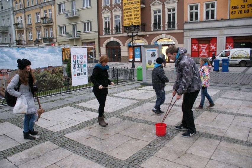 Kaliscy harcerze postanowili "zabańkować rynek"