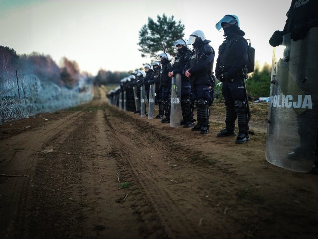 Polską granicę zabezpiecza wojsko, straż graniczna i policja. Na miejsce wysłani zostali także policjanci z wielkopolskich jednostek