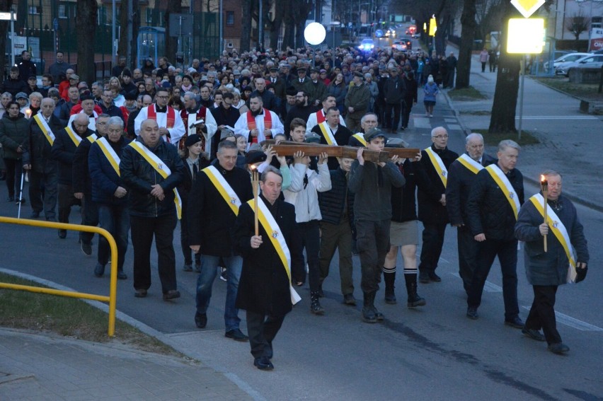 Lębork. Wierni przeszli w Drodze Krzyżowej z "Korony" do Sanktuarium św. Jakuba Ap.