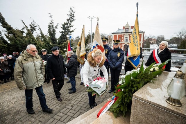 Po mszy św. uczestnicy  przeszli pod pomnik, gdzie odbyła się manifestacja społeczeństwa miasta. Uczestniczyły w niej m.in. poczty sztandarowe, delegacje instytucji oraz organizacji.