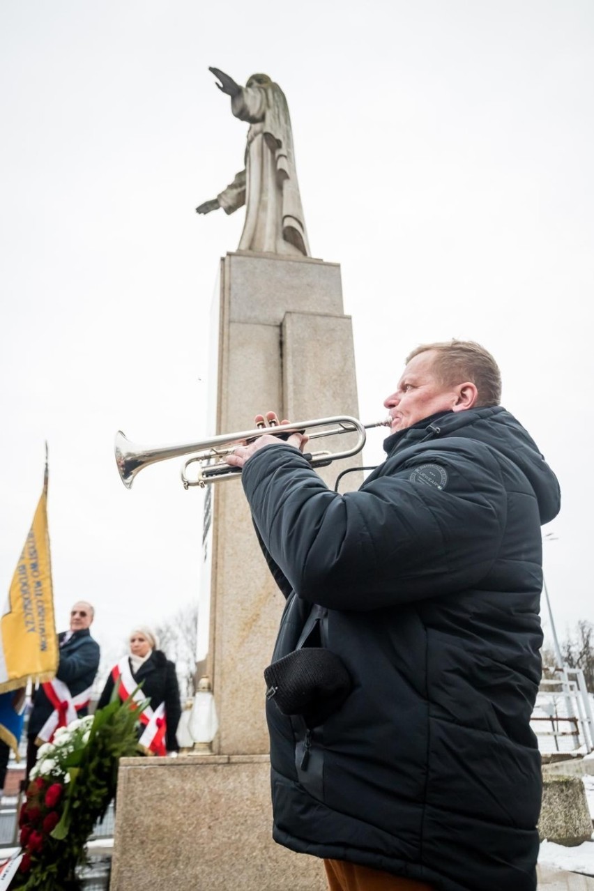 Po mszy św. uczestnicy  przeszli pod pomnik, gdzie odbyła...