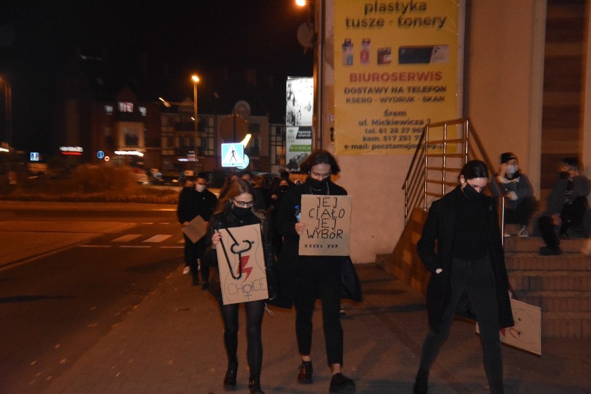 Małpi gaj w Śremie. Protest przed biurem poselskim Zbigniewa...