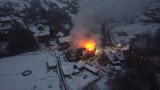 Pożar pod Tarnowem. Zapalił się dom oraz zabudowania gospodarcze w Łękawicy. W akcji duże siły strazy pożarnej [ZDJĘCIA]