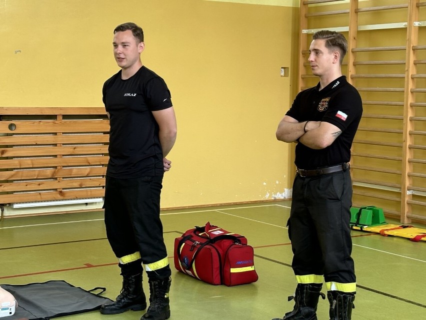 Policjanci i strażacy z Radomska uczą, jak bezpiecznie spędzić wakacje. ZDJĘCIA, FILM
