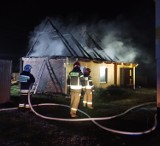 Niebezpieczny pożar pustostanu w Brniu koło Lisiej Góry. W płonącym budynku znajdowała się butla z gazem. Zdjęcia z akcji gaśniczej