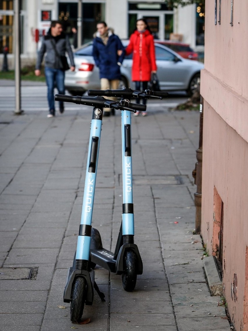 Gdańsk: Mniej hulajnóg będzie porzucanych na chodnikach? Powstanie 200 miejsc na postój dla hulajnóg elektrycznych 