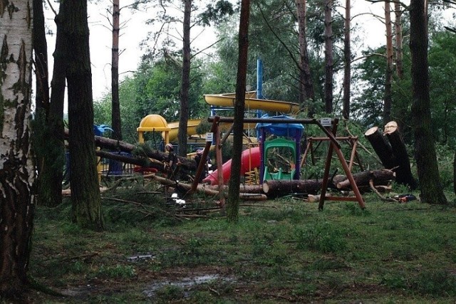 Tak wyglądało popularne kąpielisko nad jez. Głębokim koło Międzyrzecza po przejściu nawałnicy w lipcu 2013 r.