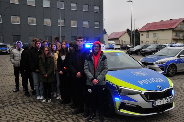 Uczniowie z Zespołu Szkół w Dębowcu odwiedzili jasielskich policjantów w miejscu ich pracy