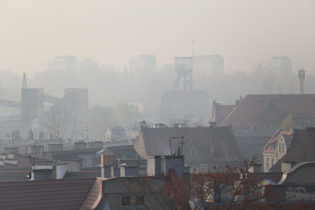 Katowice (stacja komunikacyjna) - 97  dni ze smogiem [st. > 50 µg/m3, dopuszczalna liczba = 35].

Średnie roczne stężenie pyłu PM10 wynosi tu 46.9 [µg/m3], gdzie wartość dopuszczalna = 40.