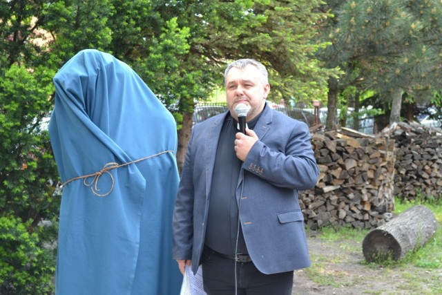 W sobotę we Wspólnocie Betlejem w dzielnicy Dąbrowa Narodowa odbyło się odsłonięcie pomnika bezdomnego Włodka