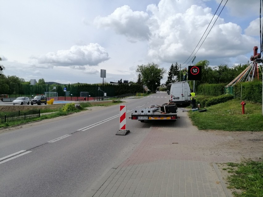 Powiat gdański. Przy drogach powiatowych stanie więcej radarowych wyświetlaczy prędkości |ZDJĘCIA