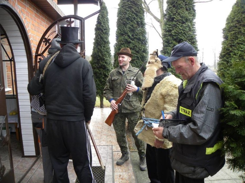 Ostatkowe zwyczaje. Tak wyglądało „chodzenie z niedźwiedziem” w Woli Droszewskiej. ZDJĘCIA