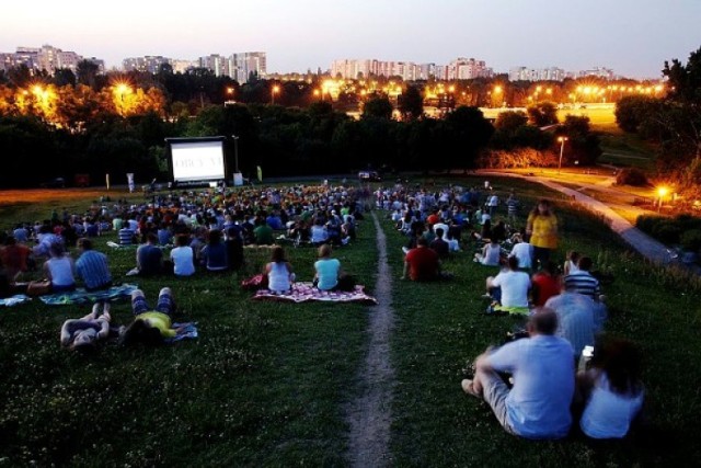 Kolejna miejscówka z darmowymi filmami w plenerze. Do tego mamy ...