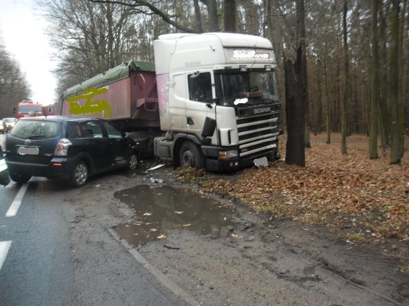 Jarocin: Tir zderzył się z osobówką. Jedna osoba nie żyje