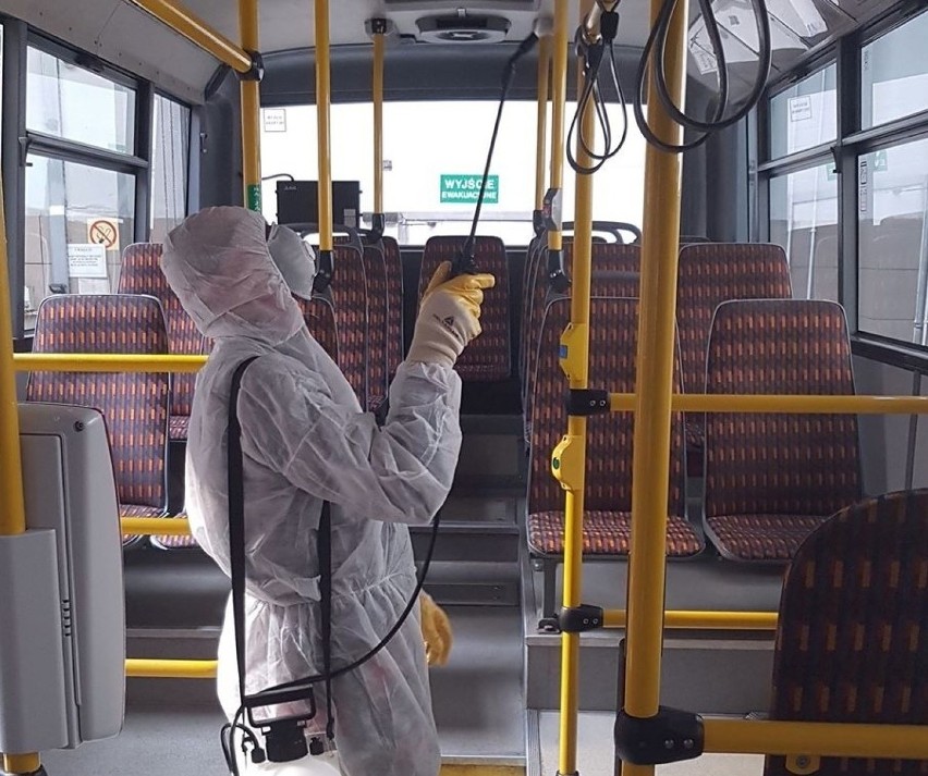 Koronawirus. Dezynfekcja autobusów w Kędzierzynie-Koźlu. Zakaz zbliżania się do kierowców. Wstrzymano sprzedaż biletów