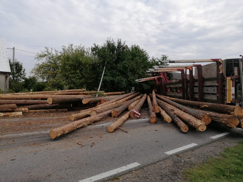 Dłużyca rozsypała się na drodze wojewódzkiej nr 212 w Udorpiu. Przyczyną usterka techniczna ciężarówki
