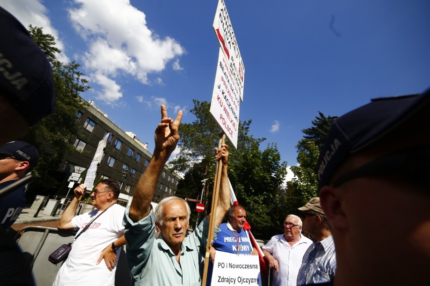 Protest pod Sejmem. Tysiące osób na ulicach Warszawy. "Tu...