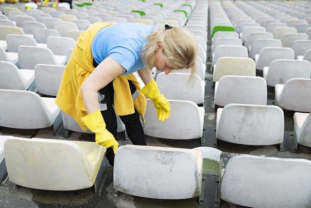 Panie z Ukrainy czyszczą siedziska na stadionie w Rybniku