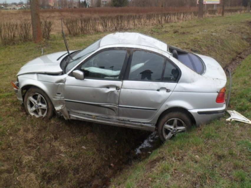 Wypadek w Osiecznicy. Auto dachowało w rowie