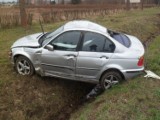 Wypadek w Osiecznicy. Auto dachowało w rowie [ZDJĘCIA]